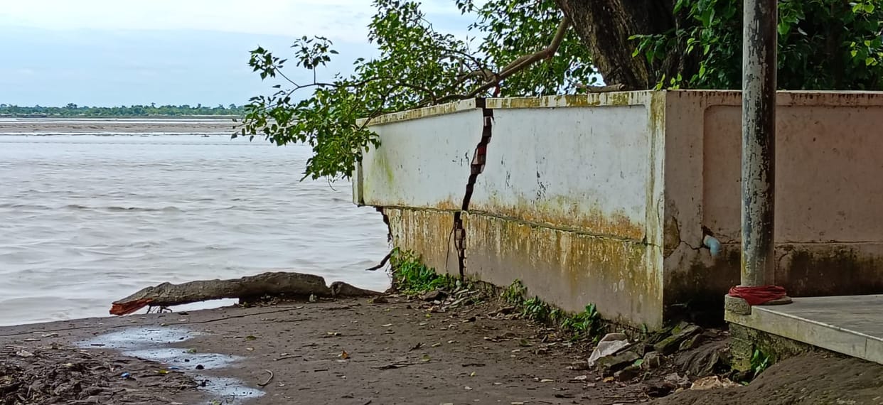 Houses and trees were swept away by the Sharda River; danger also loomed over Veer Baba Sthan