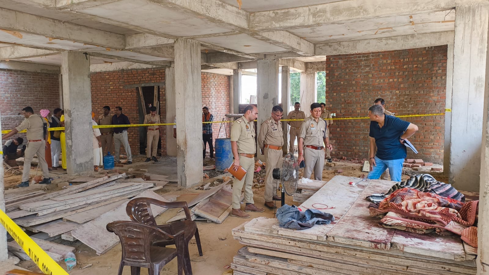 शटरिंग ठेकेदार की हत्या की सूचना पर पहुंची पुलिस जांच करते हुए।