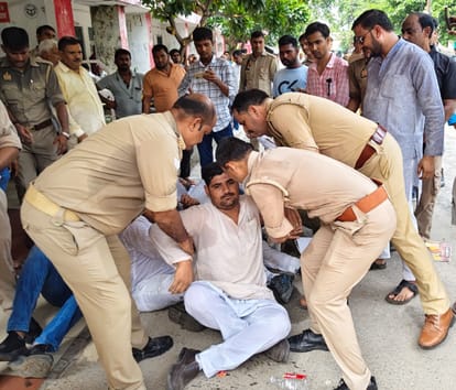 तहसील परिसर गौरीगंज में प्रदर्शन के दौरान हटाते पुलिसकर्मी। -संवाद