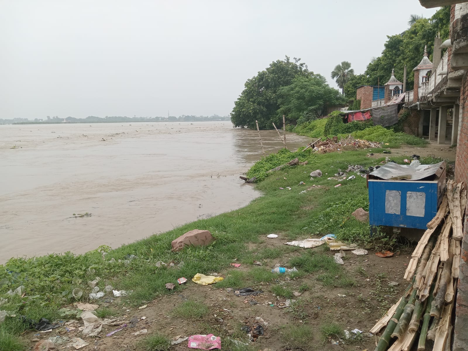 दोहरीघाट में स्थिर सरयू नदी का जलस्तर।संवाद