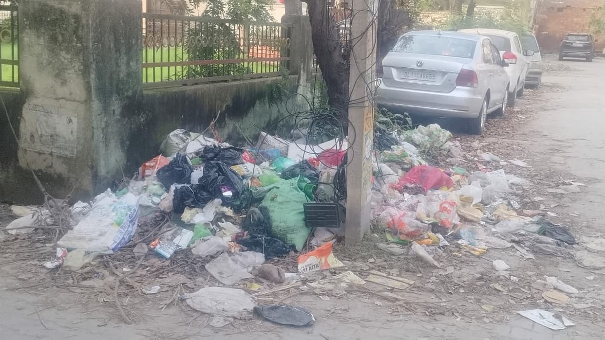 407 sanitation workers of the corporation remained on strike; 13 returned to work
