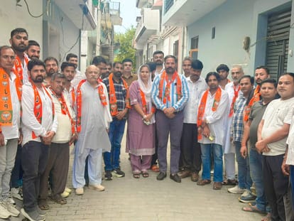 दौराला - दौराला में भाजपा की बैठक में शामिल भाजपा पदाधिकारी और कार्यकर्ता। स्रोत : स्वयं