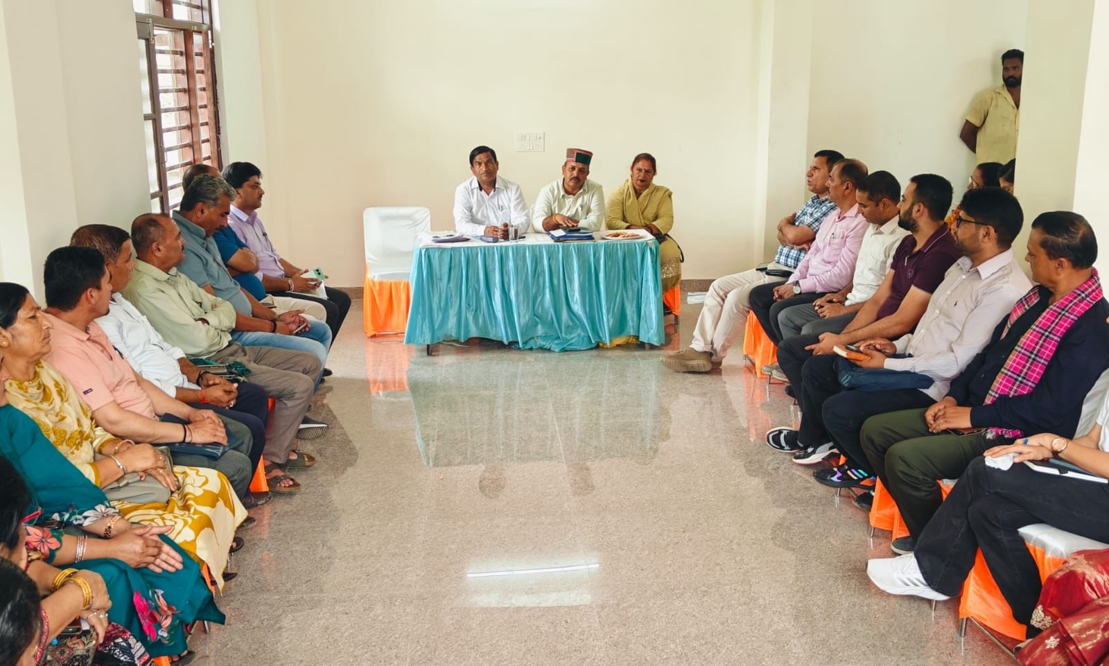 ददाहू में आयोजित बीडीसी की बैठक में उपस्थित अधिकारी  व जनप्रतिनिधि। संवाद