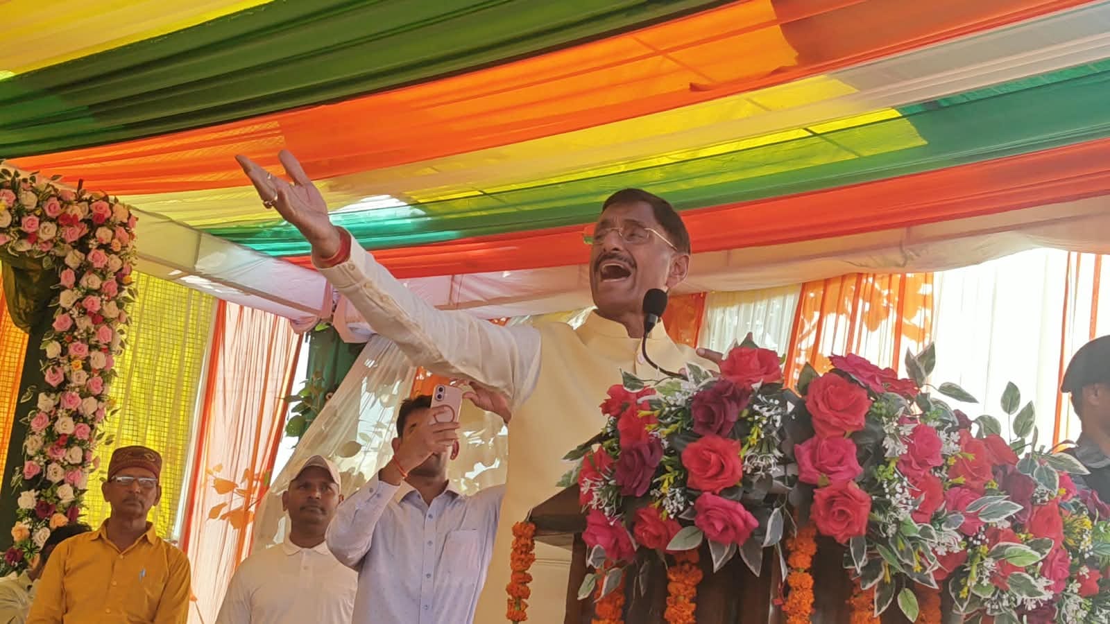 धामुपुुर के शहीद पार्क में बोलते रक्षा राज्य मंत्री संजय सेठ। संवाद