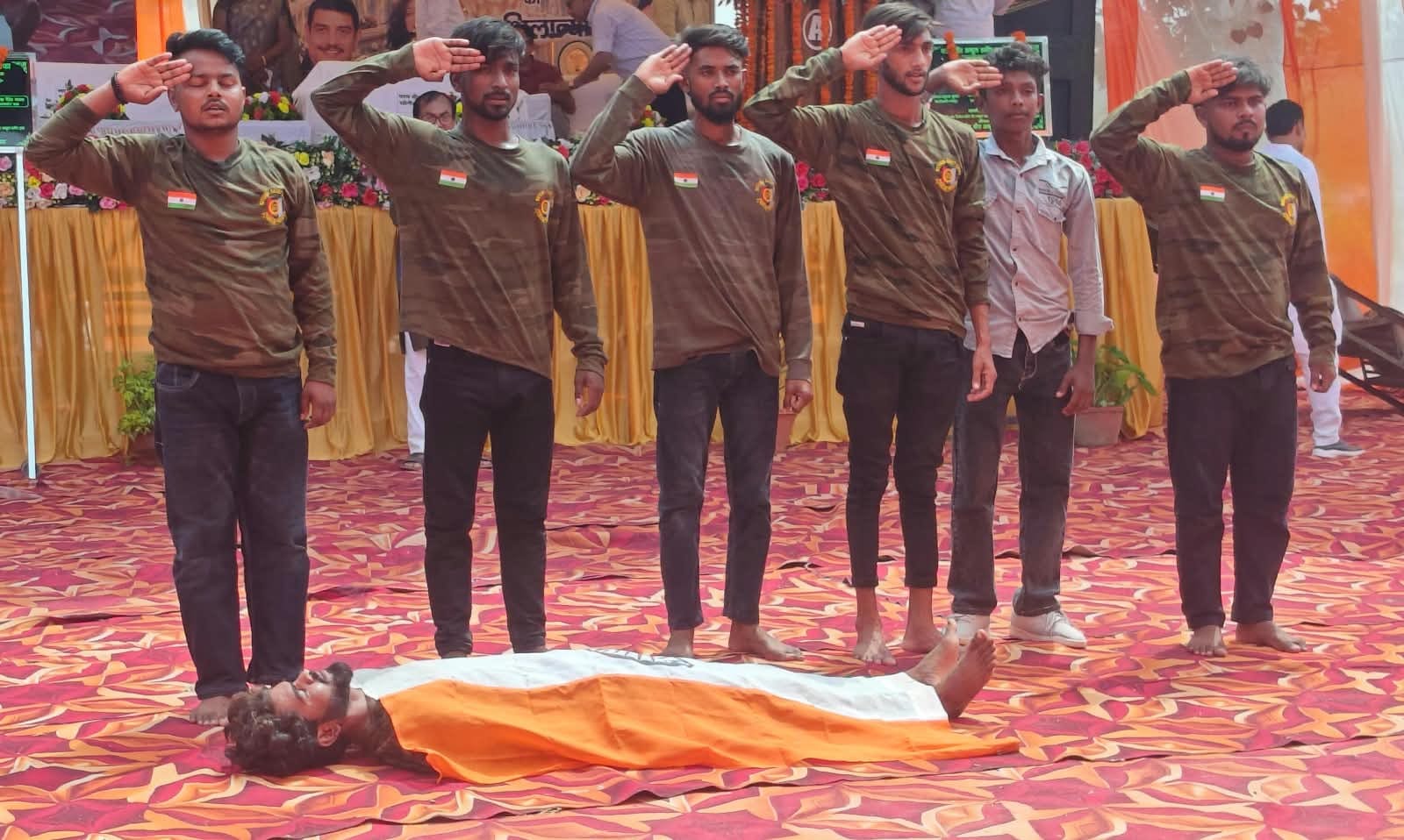 धामूपुर के शहीद पार्क में देशभक्ति कार्यक्रम प्रस्तुत करते युवा। संवाद