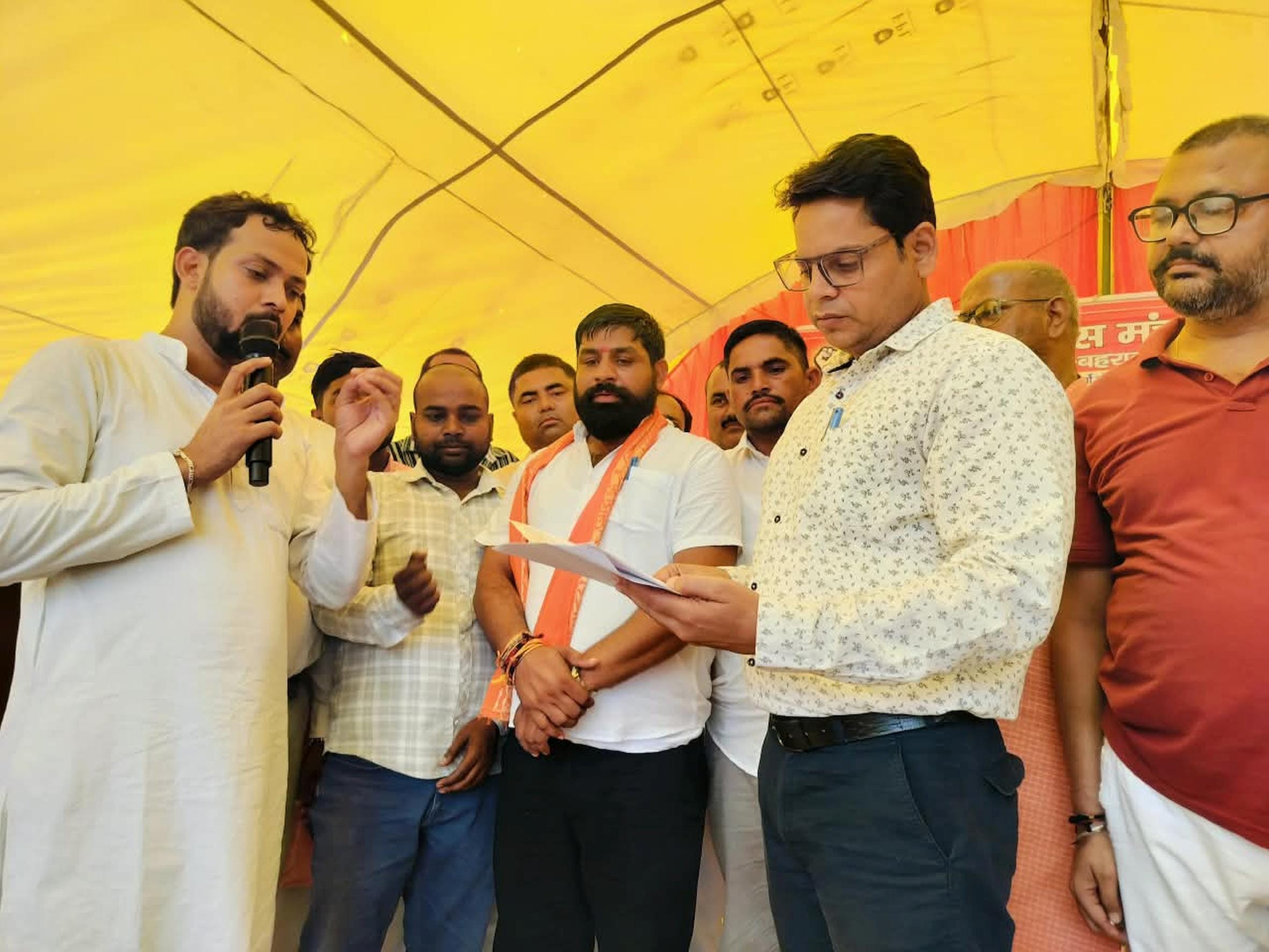 धरना-प्रदर्शन के दौरान अधिकारी को मांग पत्र सौंपते पंचायत विकास मंच के पदाधिकारी।