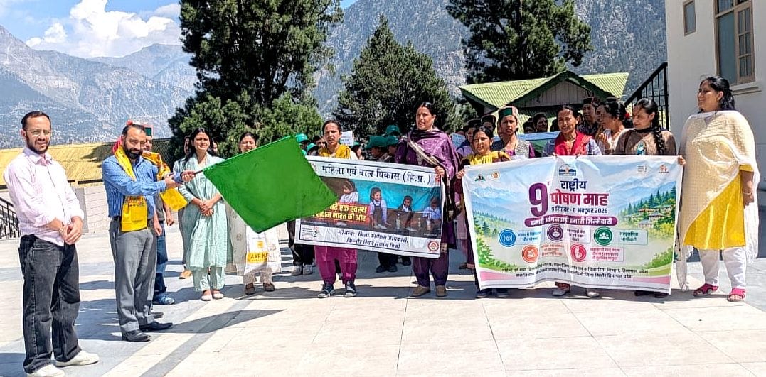 उपायुक्त किन्नौर पोषण रैली को हरी झंडी दिखाकर पोषण माह का शुभारंभ करते हुए। डीपीआरओ