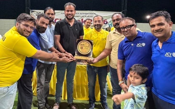 विजेता खिलाड़ियों को किया जा रहा पुरस्कृत। संवाद