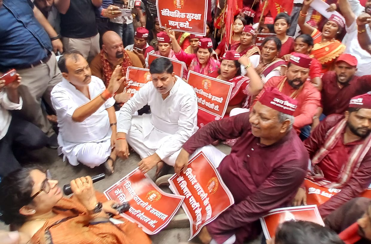 Roadblock staged with a body on the road; Collectorate besieged