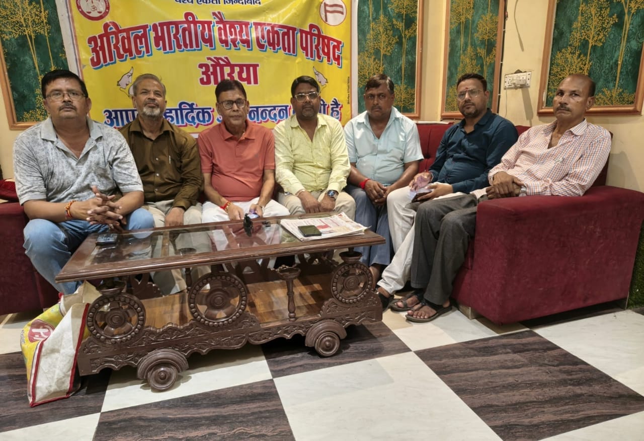 वार्ता के दौरान जानकारी देते संगठन के लोग। स्रोत:संगठन