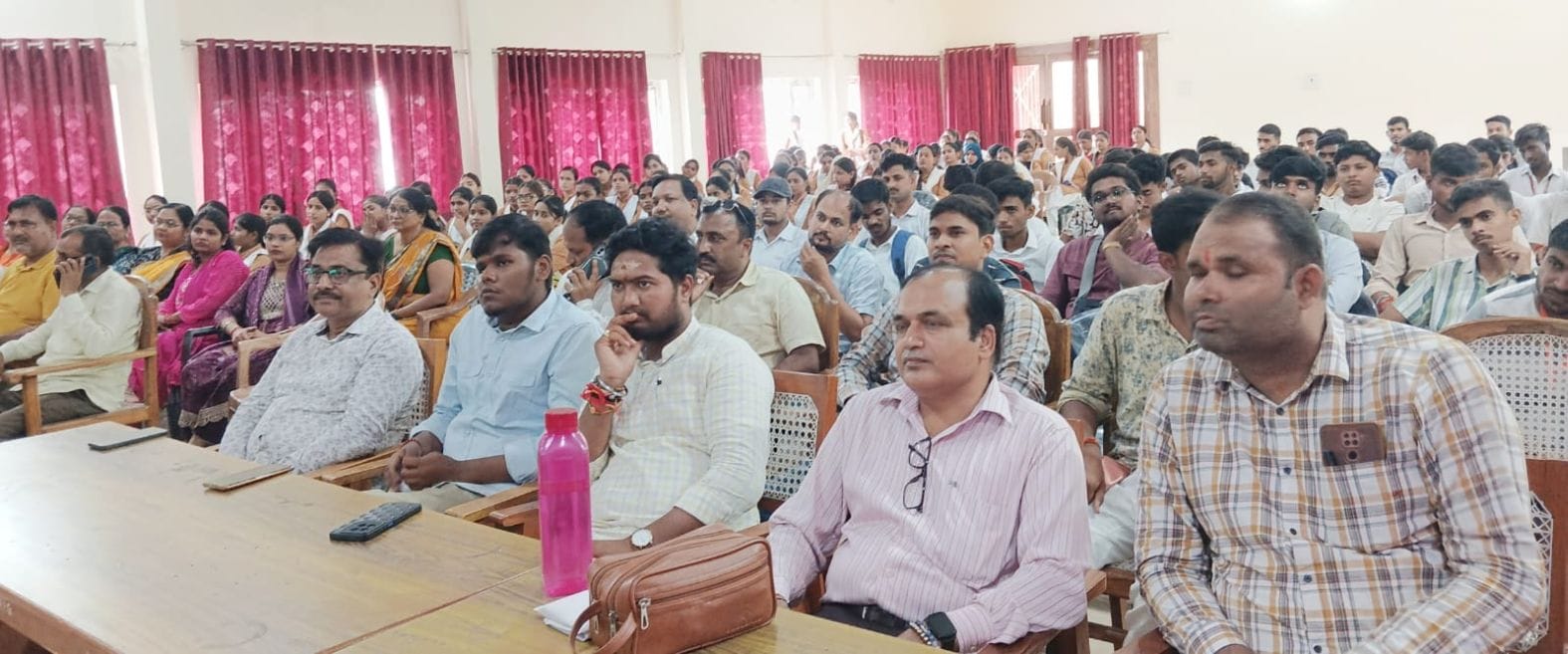 व्याख्यानमाला में मौजूद शिक्षक, विद्यार्थी व अन्य। स्रोत- विद्यालय