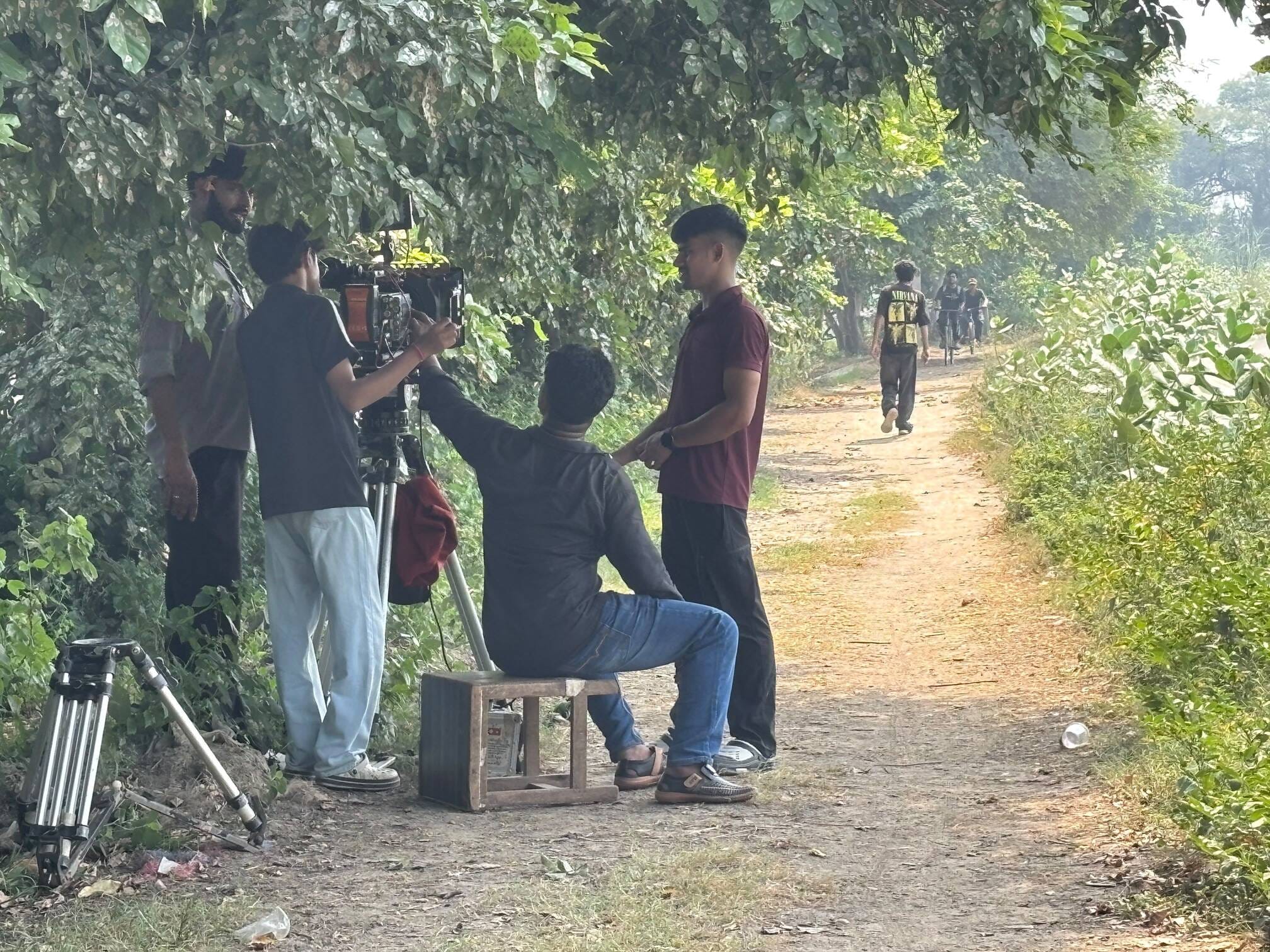 07-एक आउटडोर लोकेशन पर म्यूजिक वीडियो शूट करते सुपवा के एफटीवी 2022 बैच के छात्र। स्रोत: सुपवा