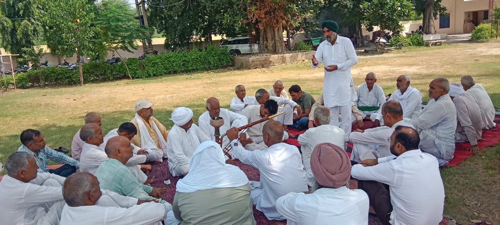 11जेएनडी01: हैबतपुर गांव में नशे के खिलाफ आयोजित बैठक में मौजूद खाप के सदस्य। स्रोत: खाप