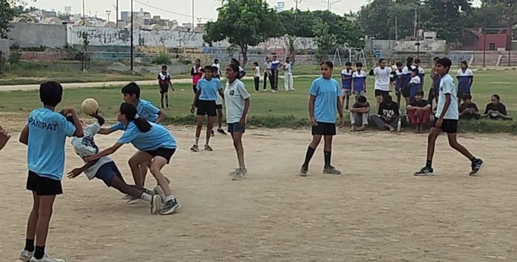 11जेएनडी13,14,15: शहर के अर्जुन स्टेडियम में हैंडबाल प्रतियोगिता में दम दिखाते हुए खिलाड़ी। सं