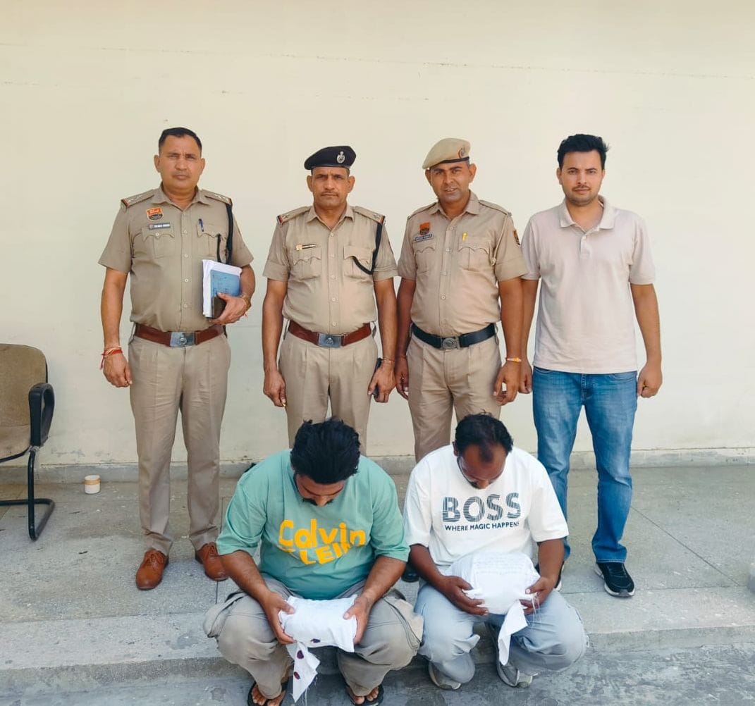11जेएनडी24 : गढ़ी पुलिस द्वारा गांजा तस्करी के आरोप में पकड़े गए दोनों आरोपी और बरामद गांजा। स्
