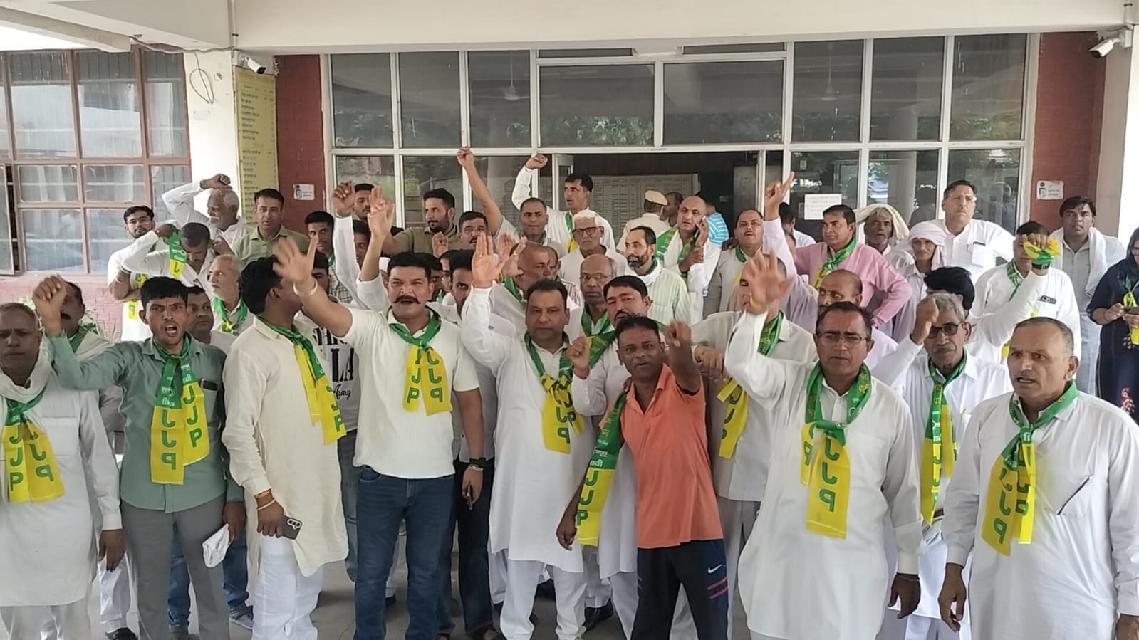 11जेएनडी29: लघु सचिवालय में सफाई कर्मियों के समर्थन में ज्ञापन देने पहुंचे जजपा के पदाधिकारी। 
