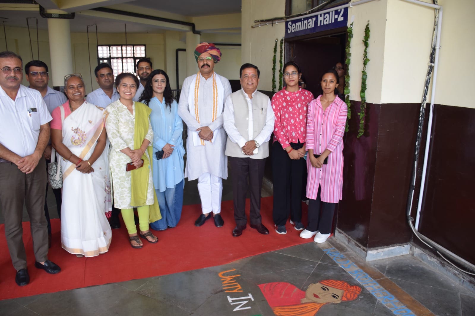 अतिथियों के साथ कुलपति प्रो. असीम मिगलानी। स्रोत : विवि