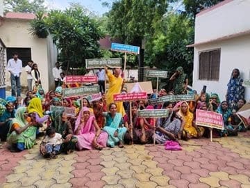 शिवपुरी: अवैध शराब और गांजे की बिक्री पर रोष, तख्तियां लेकर एसपी कार्यालय पहुंचीं आदिवासी महिलाएं; जानें