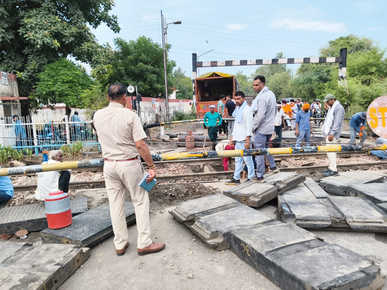 अंबाला रोड पर स्थित फाटक पर काम करते हुए कर्मचारी। संवाद