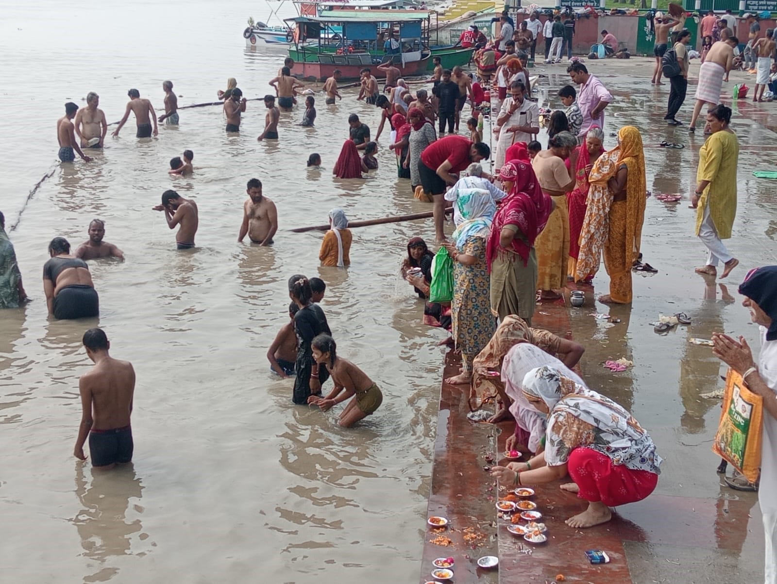 अनूपशहर में गंगा स्नान करते श्रद्धालु। संवाद