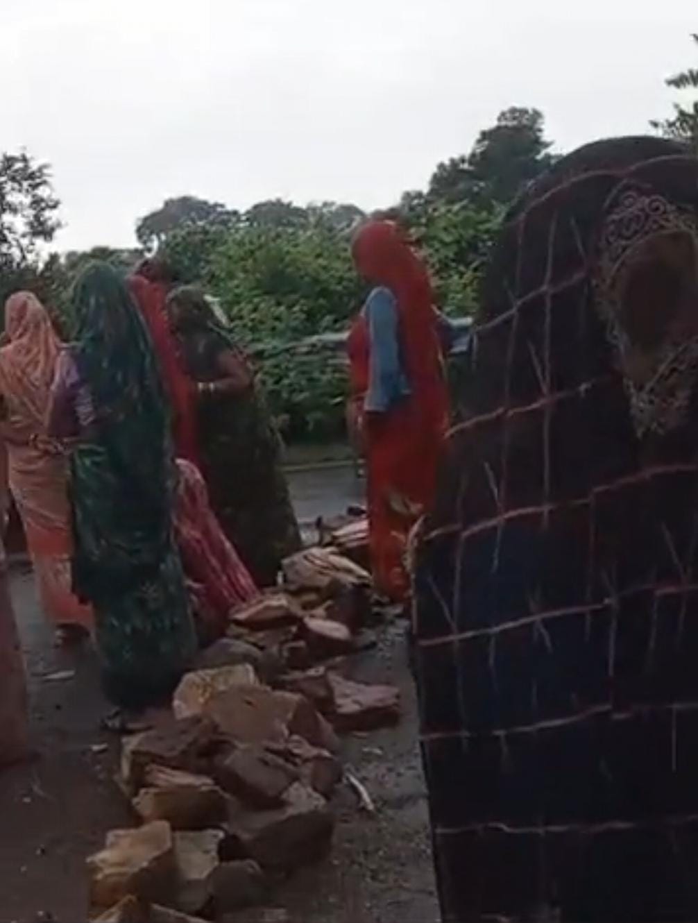 Women protested against illegal liquor in Ashoknagar, carried sticks and blocked the road.