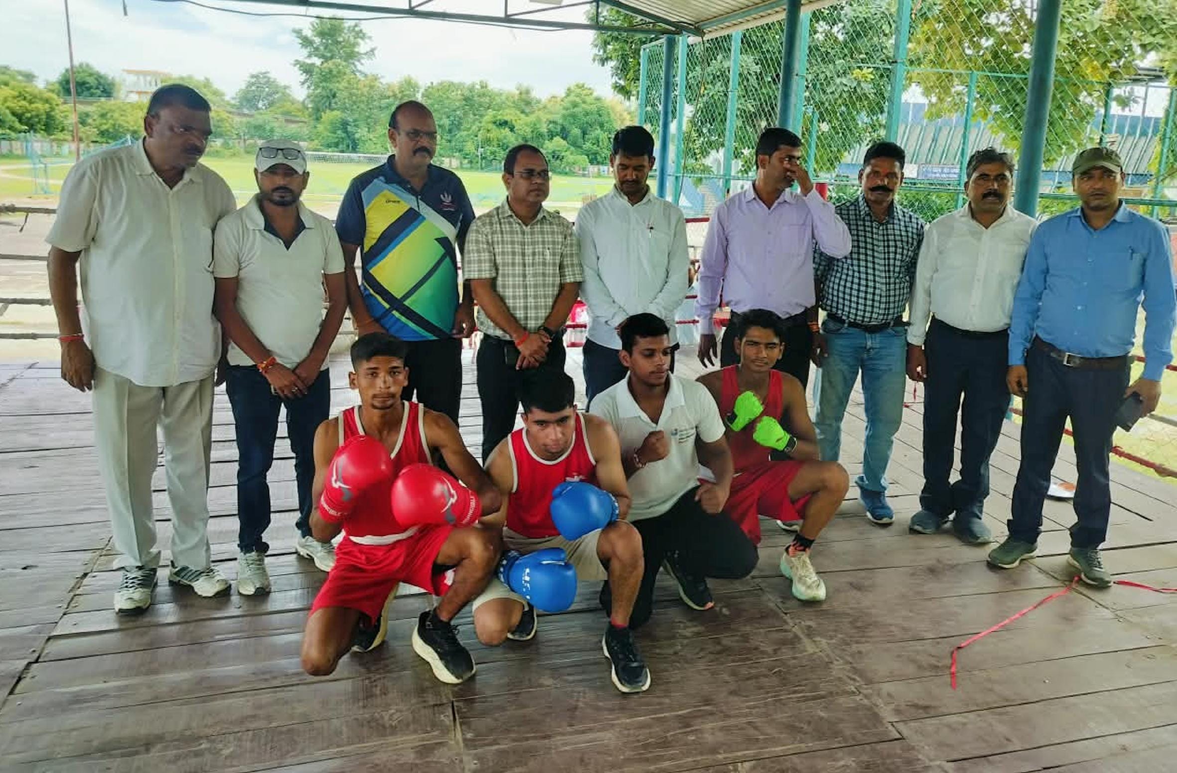 बॉक्सिंग मैच के विजेता खिलाड़ियों के साथ मुख्य अतिथि व अन्य।