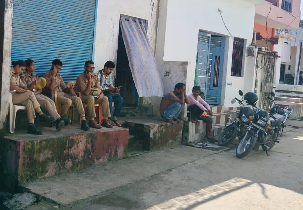 भलुअनी कस्बा में मोनू की हत्या के बाद दरवाजे पर जमी पुलिस 
