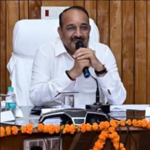 बहराइच के कलेक्ट्रेट में बैठक को संबोधित करते प्रभारी मंत्री दिनेश प्रताप सिंह।