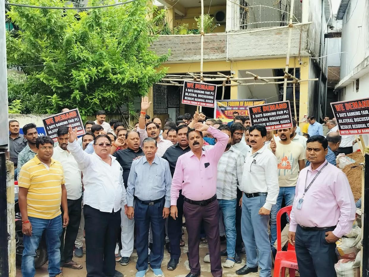 Cheques stalled due to bank strike; business worth 200 crore affected.