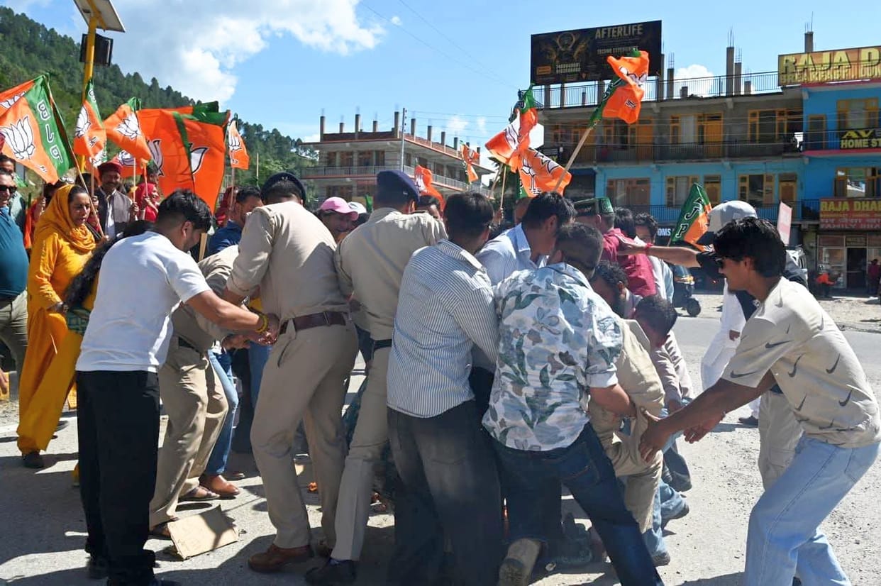 Police and BJP workers clash over burning of government effigy