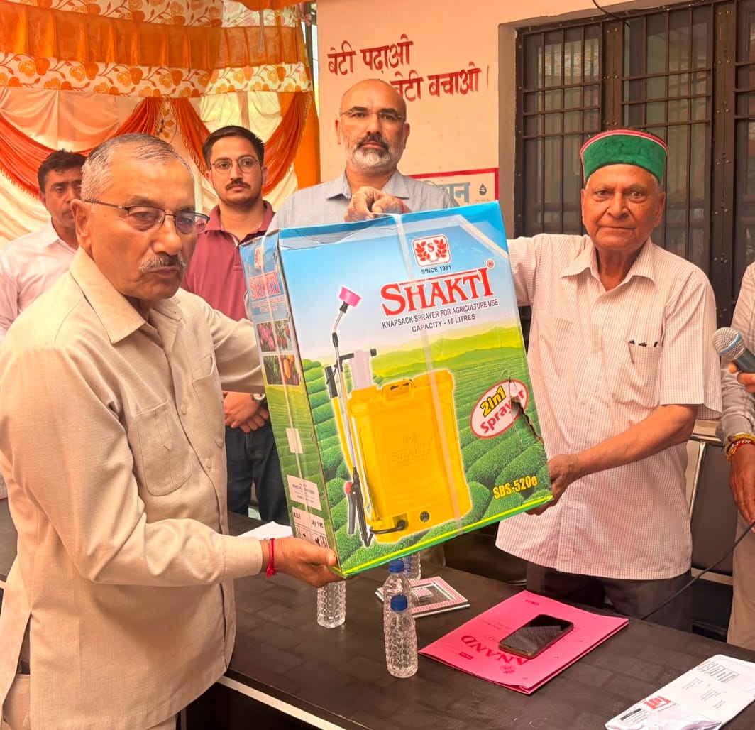 बैजनाथ के हरेड़ में प्रधानमंत्री कृषि सिंचाई योजना के तहत पंप वितरित करते विधायक किशोरी लाल। स्