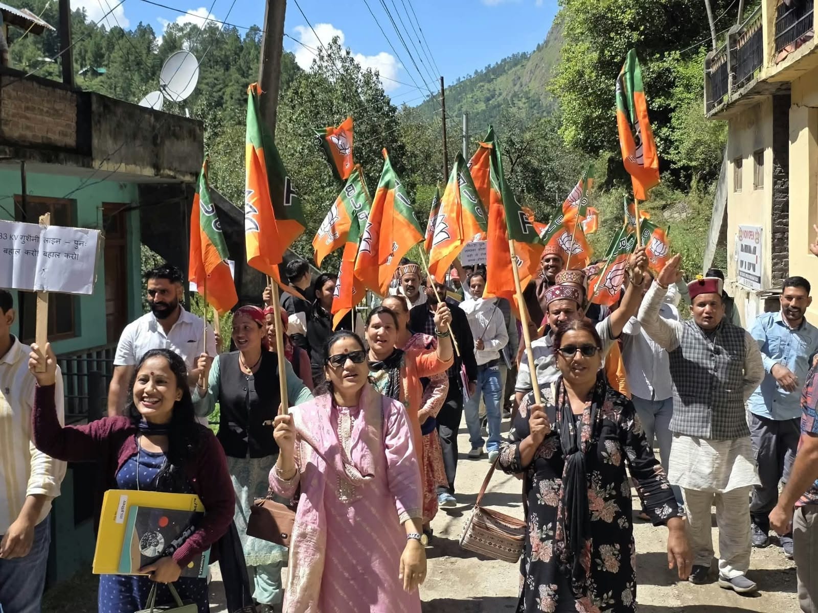 बंजार के गुशैणी में प्रदेश सरकार के खिलाफ  प्रदर्शन करते बंजार भाजपा के कार्यकर्ता। संवाद