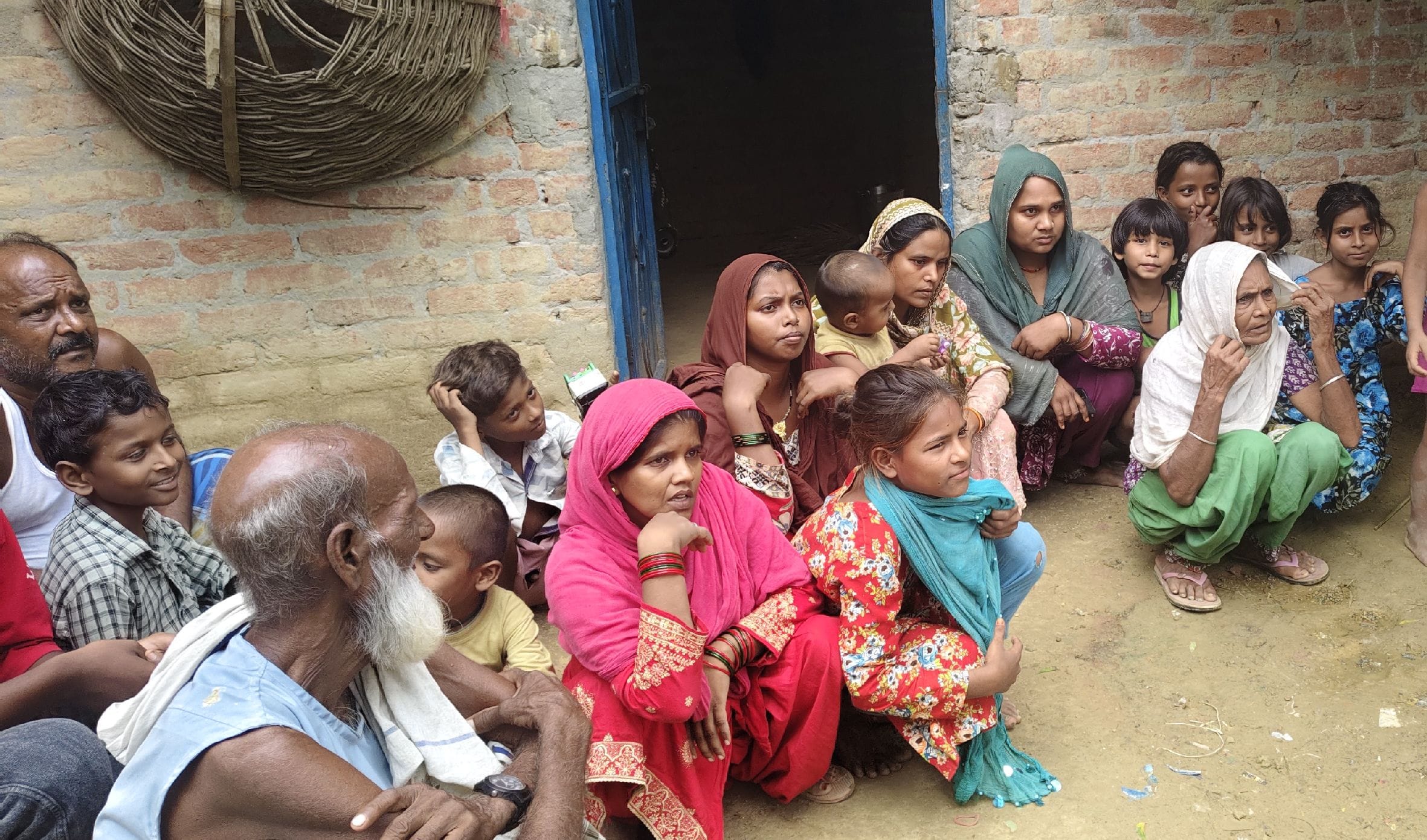 बाजार शुकुल के तकिया बदल गढ़ गांव में गमगीन मृतक के परिजन। स्रोत: ग्रामीण