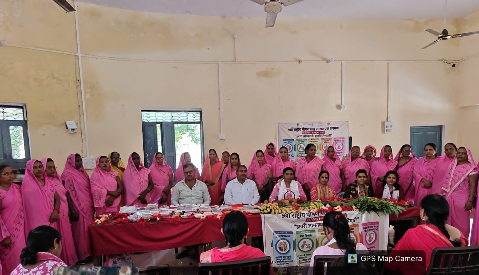 ब्लाक सभागार में आयोजित कार्यक्रम में उपस्थित आंगनबाड़ी कार्यकर्ता। संवाद