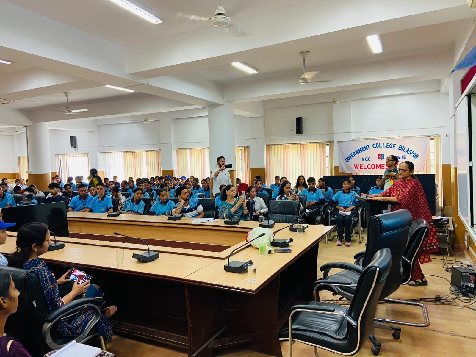 बिलासपुर कॉलेज में आयोजित मानसिक स्वास्थ्य जागरूकता कार्यक्रम में उपस्थित विद्यार्थी व अन्य। स्