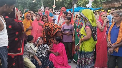 बरहज के भलुअनी मुख्य चौक पर हत्या के विरोध में धरना-प्रदर्शन करते लोग 