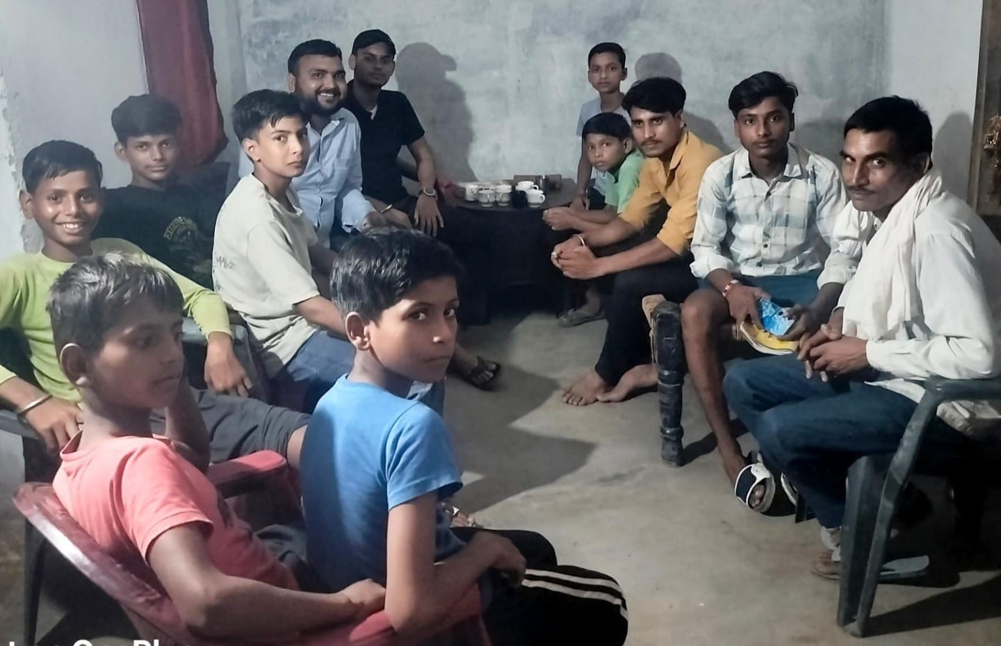 चौहनापुर गांव में रामलीला मंचन के संबंध में बैठक करते कलाकार। संवाद