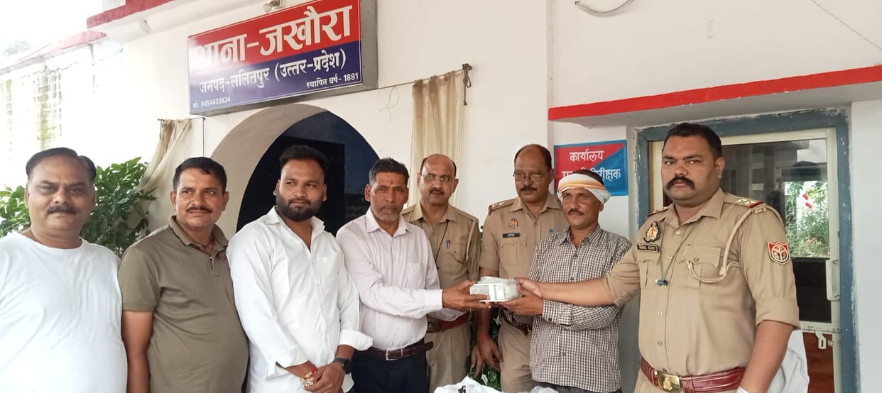 Father and son returned five lakh rupees found on the road to the owner.