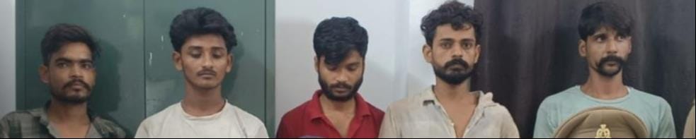 Five arrested with jewelry worth six lakh and one lakh in cash.