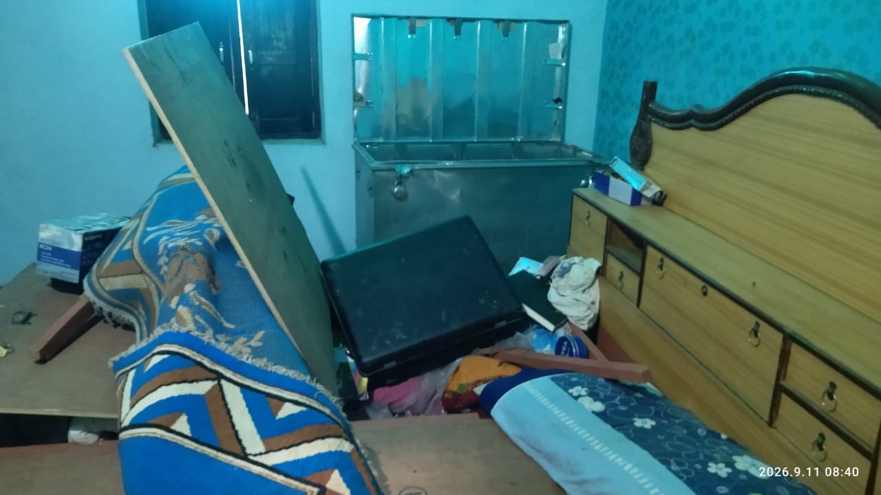 चोरी के बाद बिखरा सामान