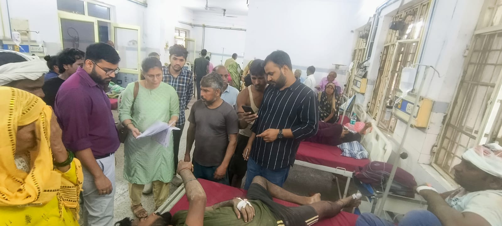 छत।के मलबे में दबकर घायल हुए मजदूरों को देखते चिकित्सक। संवाद