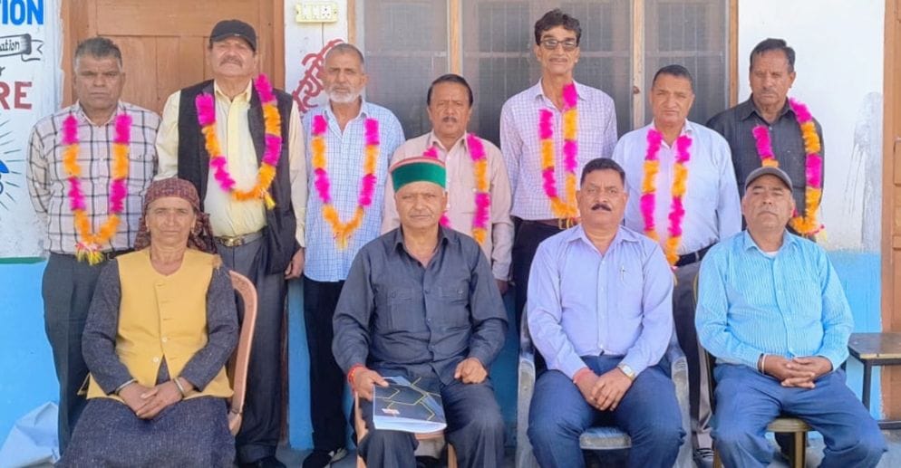 डंसा के नोगीधार में आयोजित बैठक में नवनियुक्त पेंशनरों की नई कार्यकारिणी। स्रोत : एसोसिएशन।