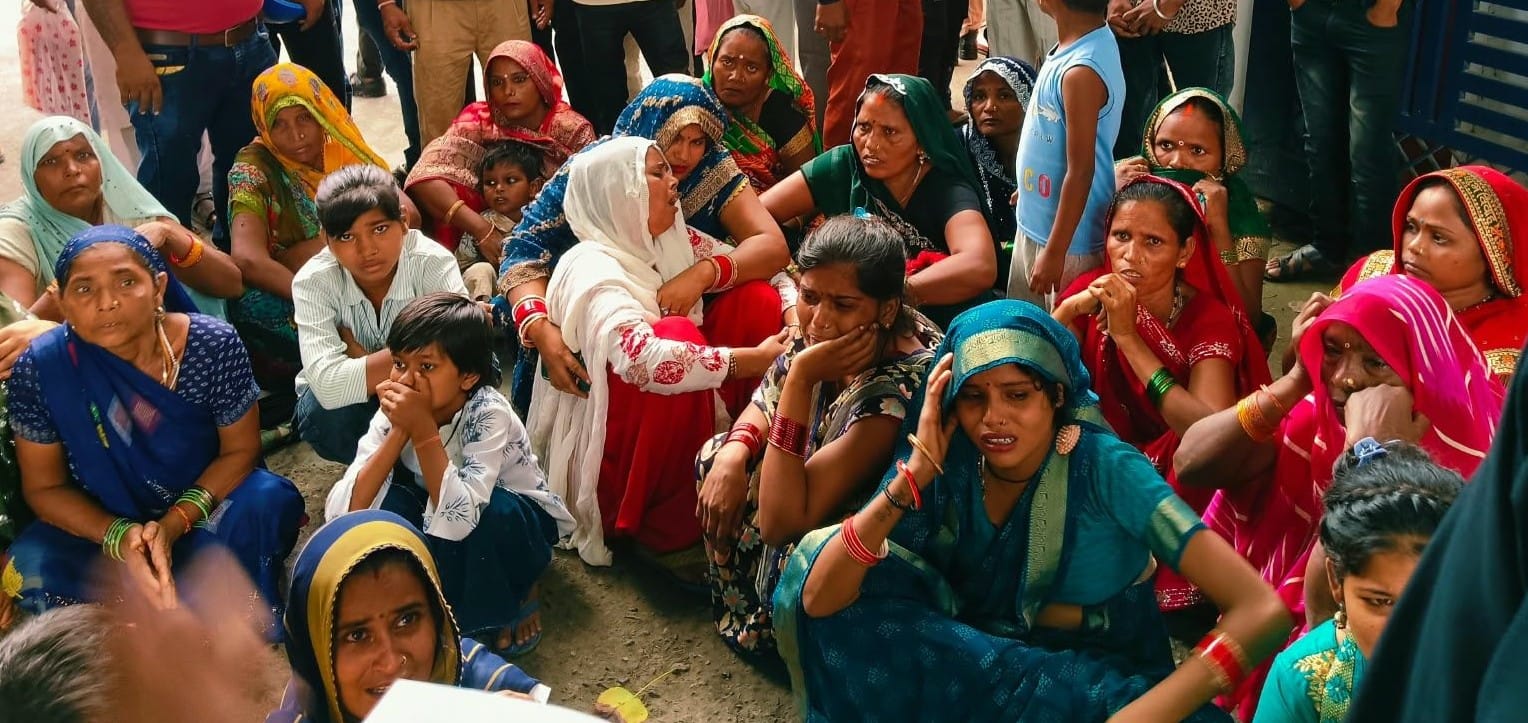 एसपी कार्यालय के गेट पास धरने पर बैठा मृतक राम सिंह का परिवार। संवाद