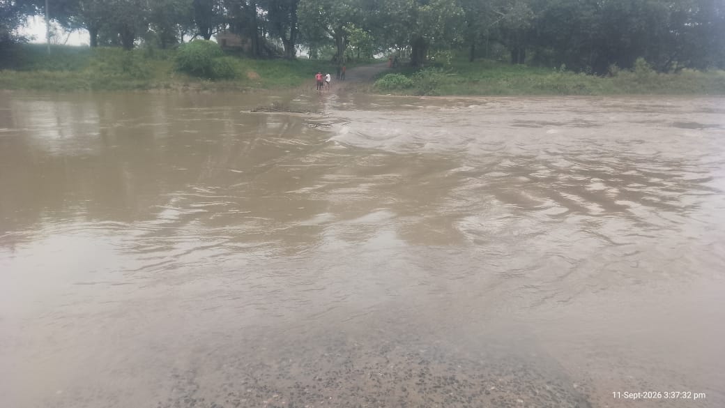 फोटो- 04 हथना रपटा पर बह रहा पानी। संवाद