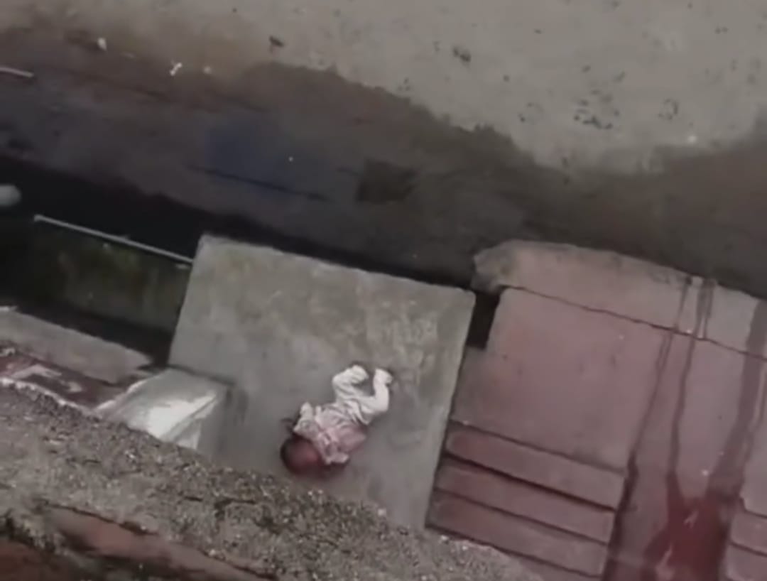 फोटो 11 एचएएमपी 22- सड़क पर मासूम को छोड़ कर चली गई मां। सोशल मीडिया