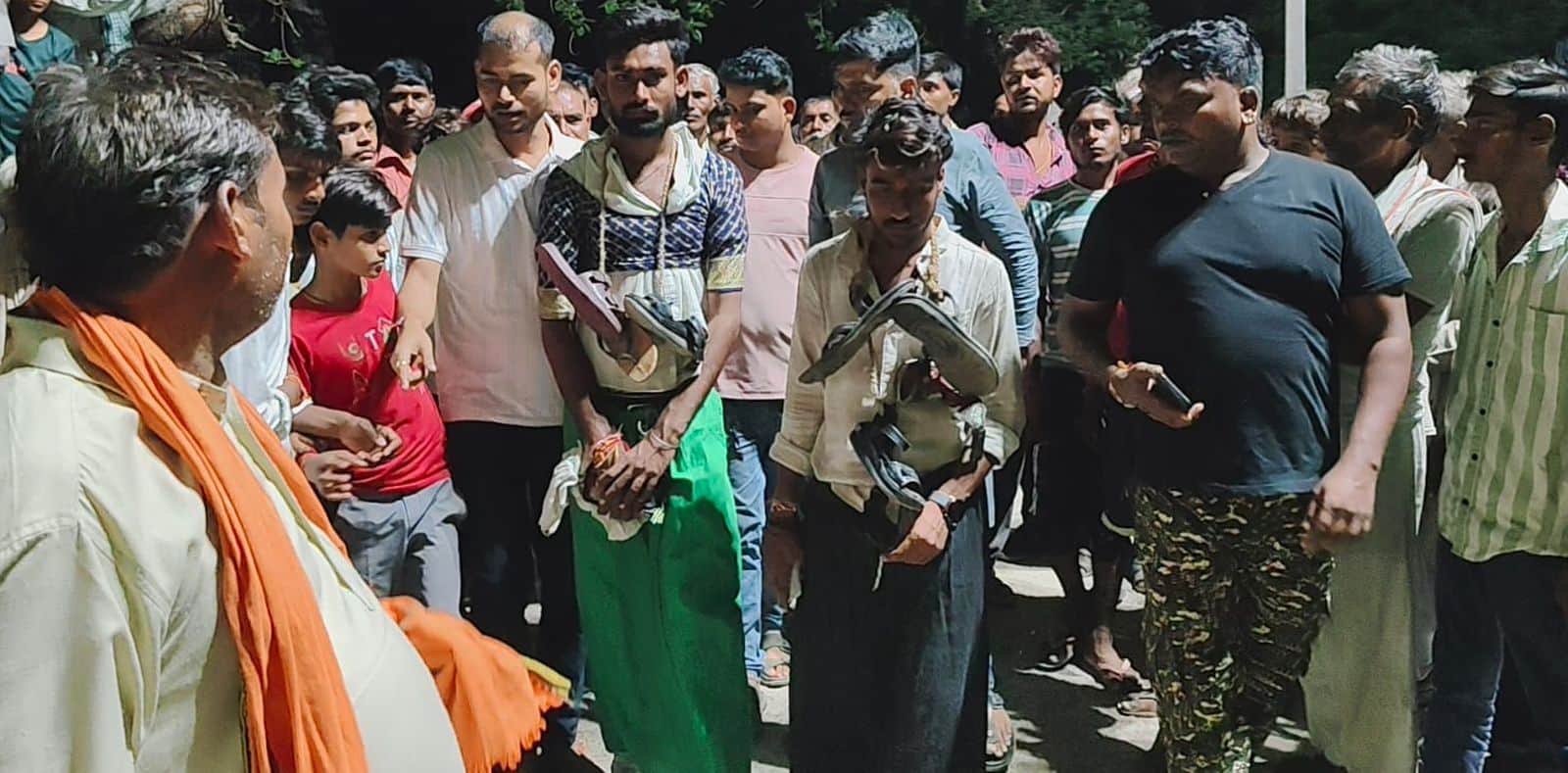 फोटो 11 एमएएचपी 13 परिचय-नटर्रा गांव में सर्वेयरों को जूतों की माला पहनाकर गांव में घुमाते ग्रा