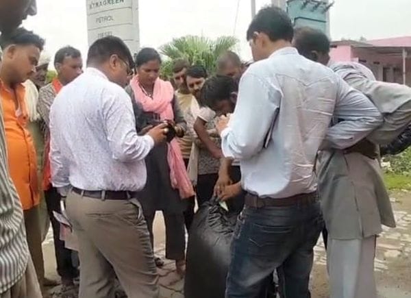 फोटो 11 एमएएचपी 17 परिचय-जांच के दौरान तंबाकू भरे बोरों को खुलवाते सहायक यातायात निरीक्षक। संवा