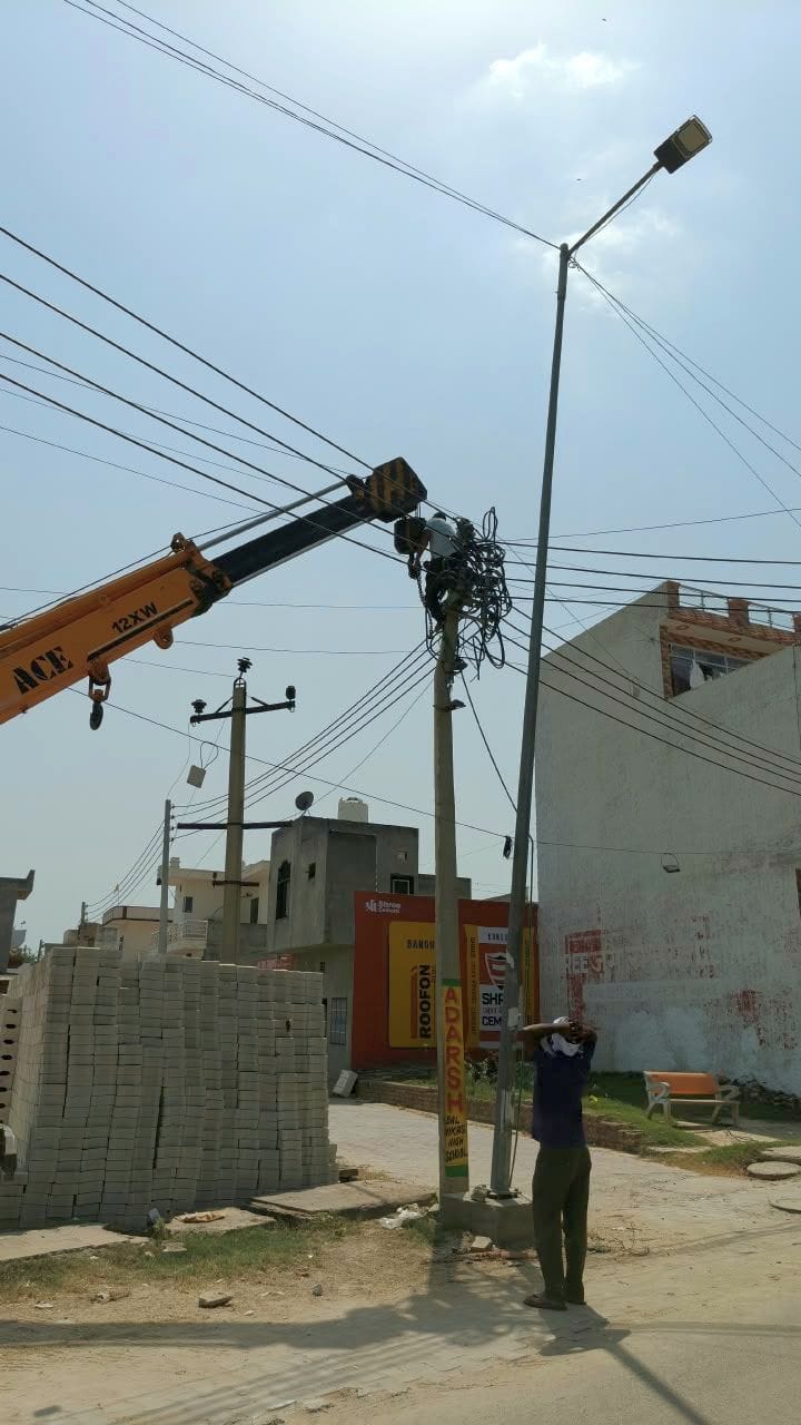 फोटो 11जेएनडी03-शहर में बिजली बाधित होने के बाद ठीक करते कर्मचारी। संवाद