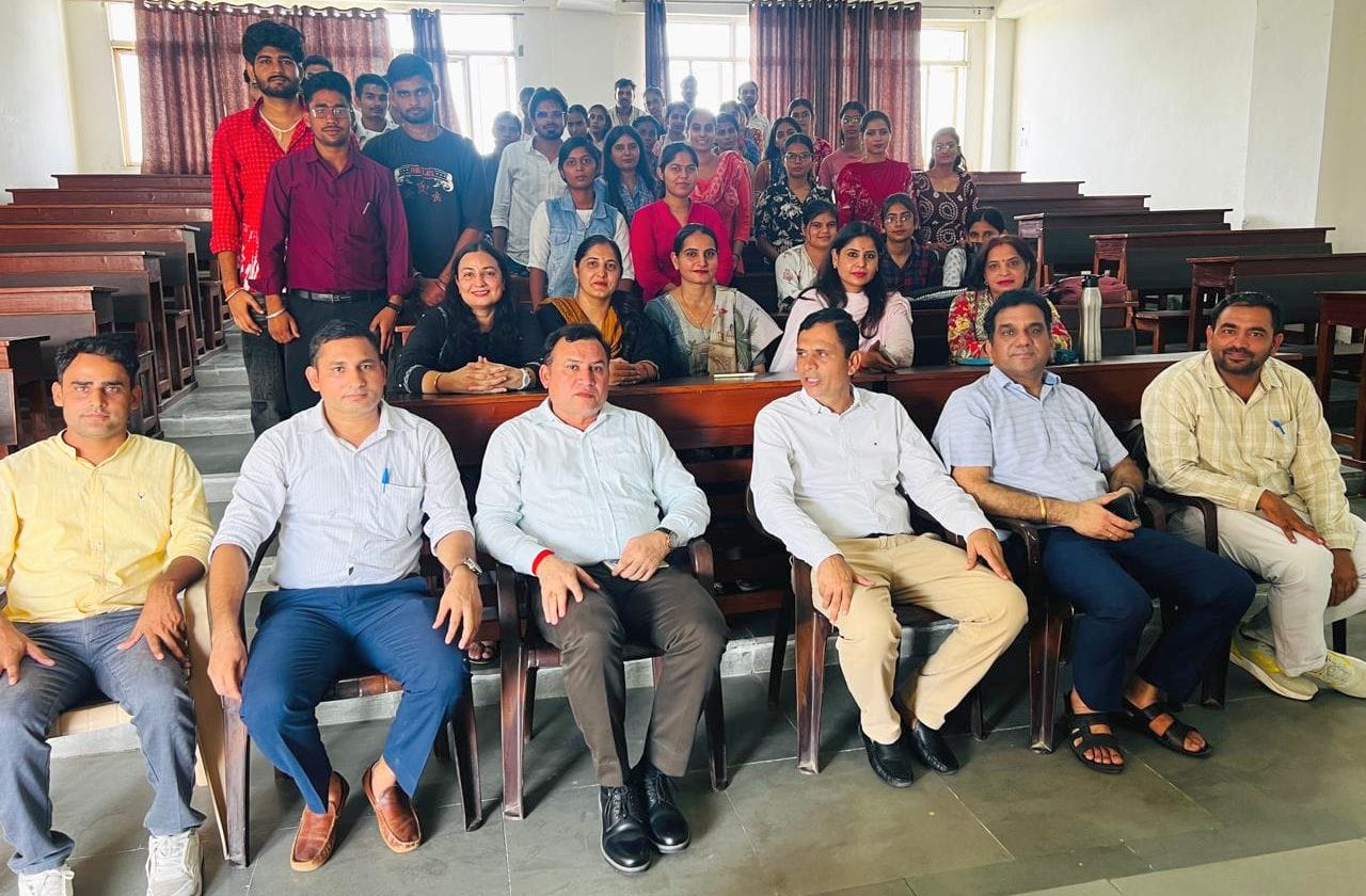 फोटो 11जेएनडी06-सीआरएसयू में आयोजित कार्यक्रम में मौजूद वक्ता और छात्र-छात्राएं। स्रोत विवि