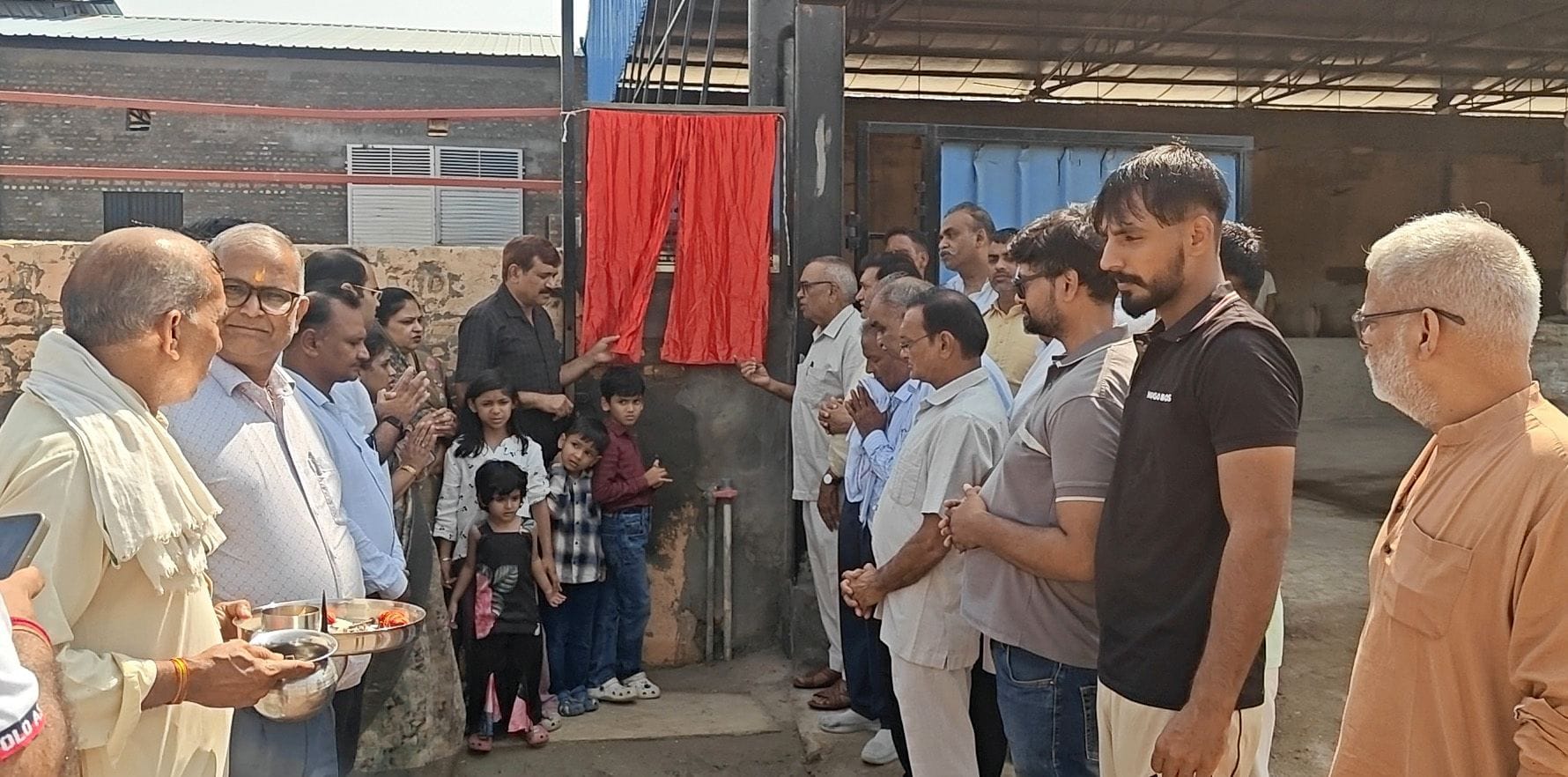 फोटो 11जेएनडी17-कापड़ो गोशाला में शैड का उदघाटन करते हुए। स्रोत ग्रामीण